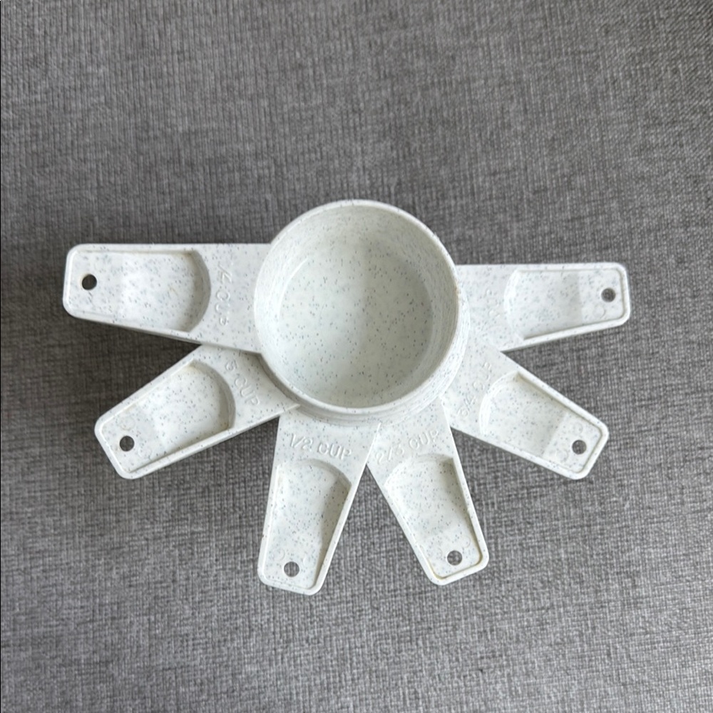 Tupperware White Measuring Cups Set